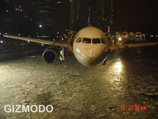 Illustration for article titled Photos of Plane Being Lifted From the Hudson Are Staggering